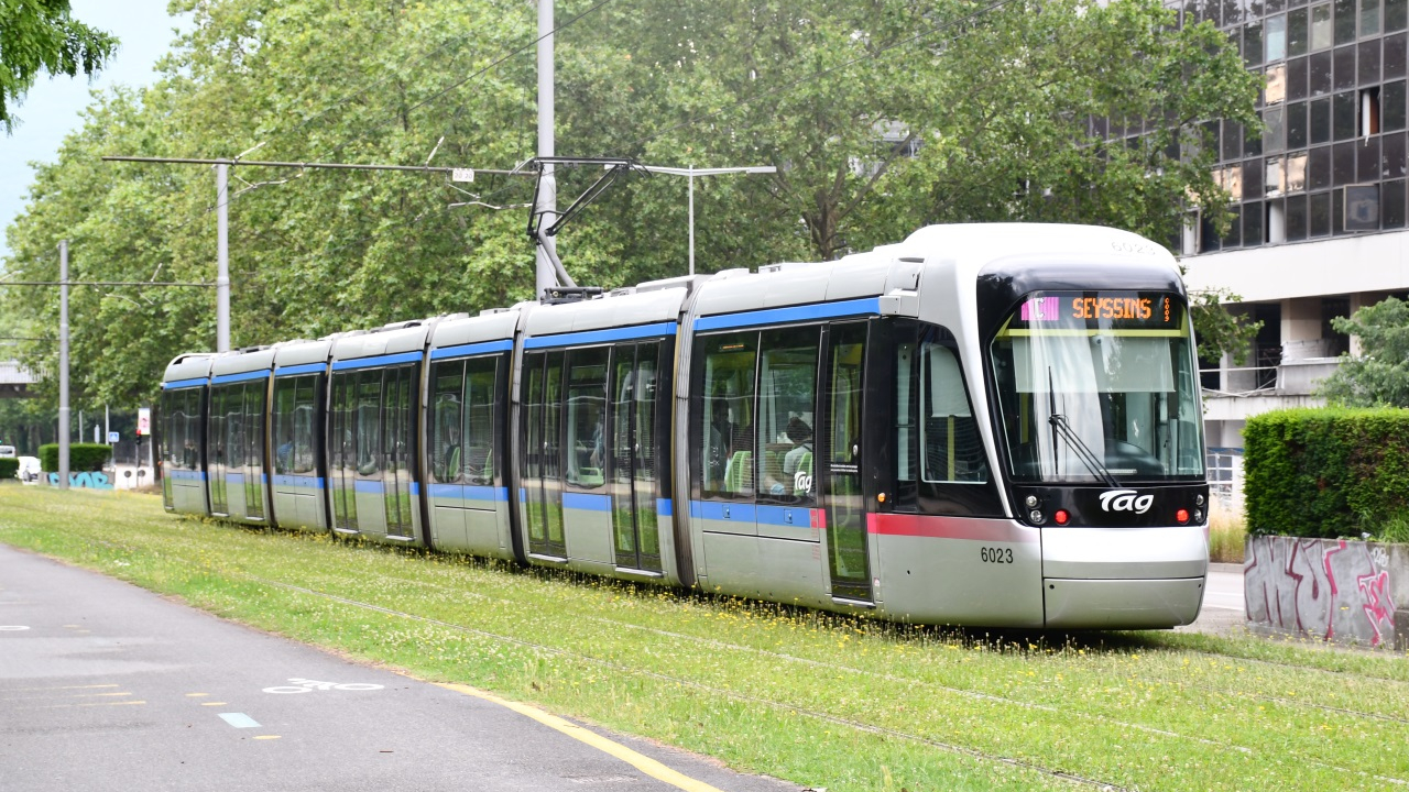 Grenoble Le Papy Fait Semblant De Chuter Dans Le Tramway Pour Toucher