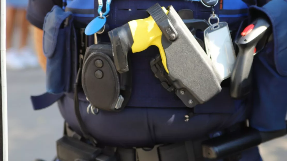 Grenoble : il menace deux passantes avec un couteau, la police le met en joue avec un Taser