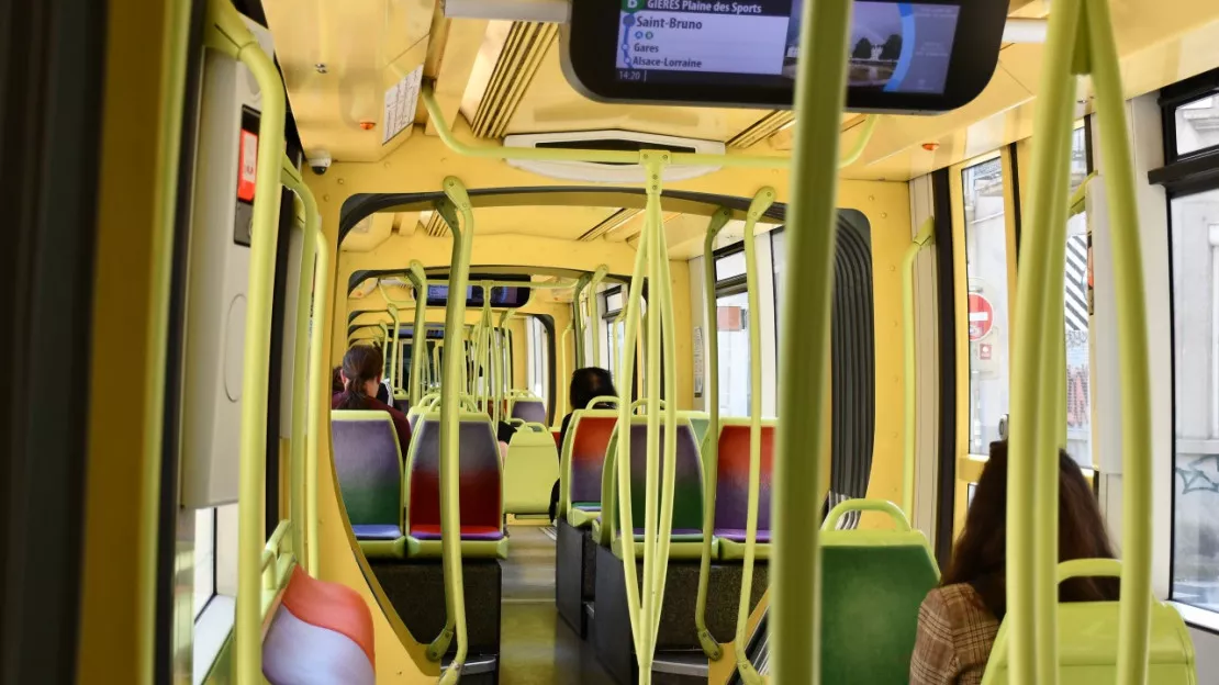 Grenoble : il passe son chien à tabac dans le tramway