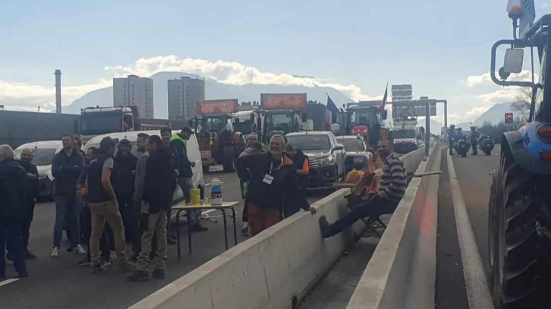 Grenoble : l'A480 rouvre après 9 jours de blocage par les agriculteurs