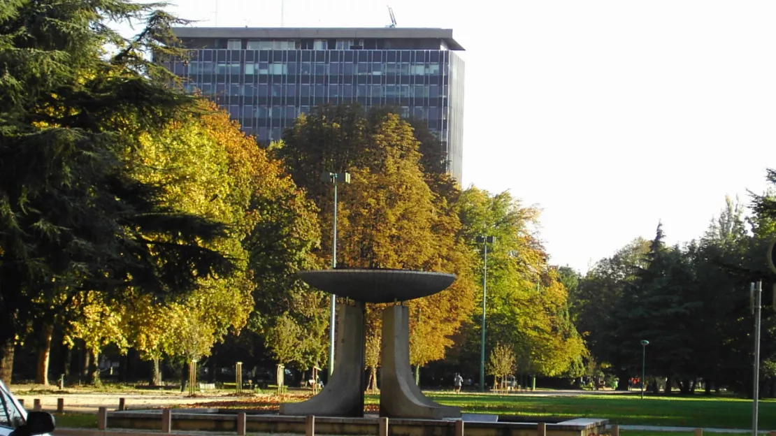 Grenoble : les écolos installent un mannequin dans les arbres, les passants effrayés croient à un suicide