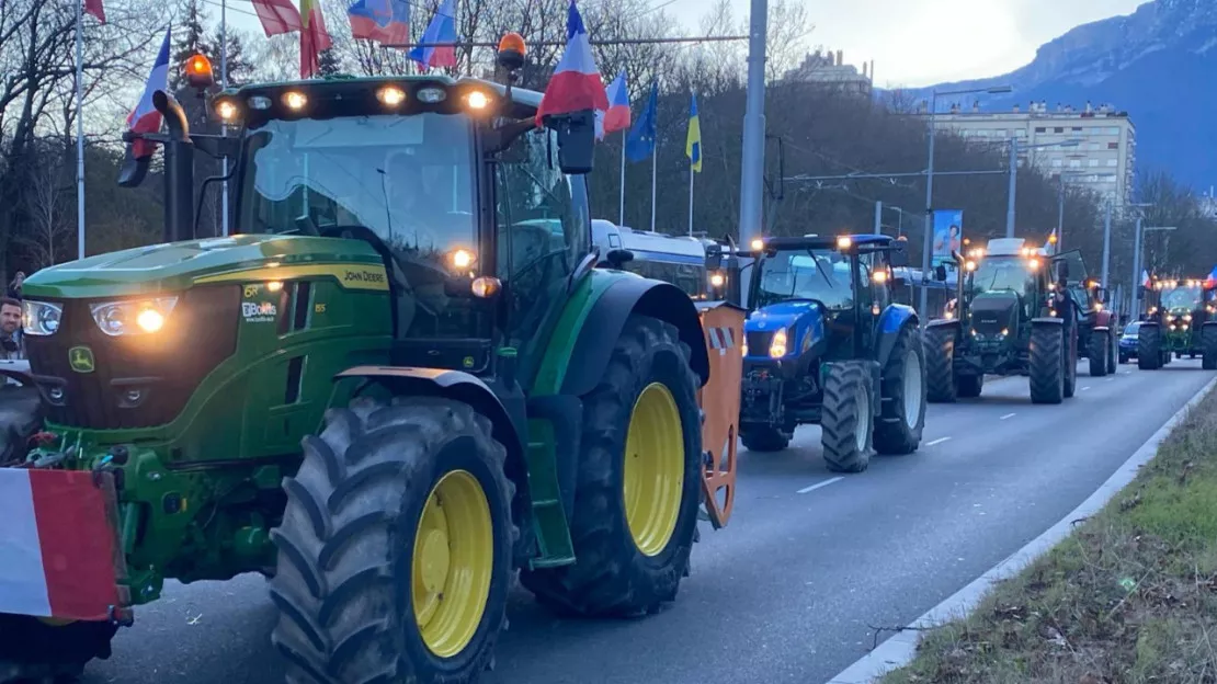 Grenoble paralysée par les agriculteurs en colère, les élus viennent les soutenir