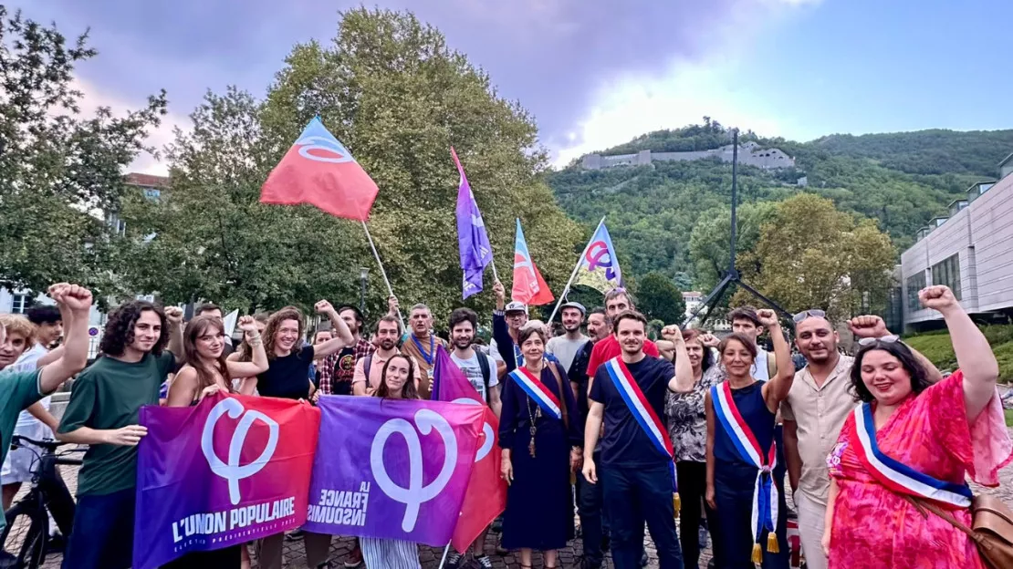 Grenoble : plusieurs milliers de personnes dans la rue pour réclamer la destitution d'Emmanuel Macron