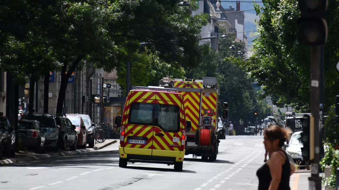 Grenoble : un homme grièvement blessé après une violente sortie de route