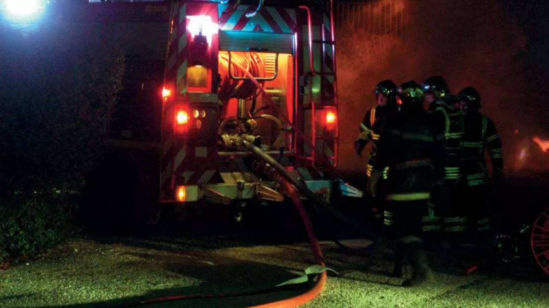 Grenoble : une soixantaine de pompiers appelés pour éteindre un immeuble en feu