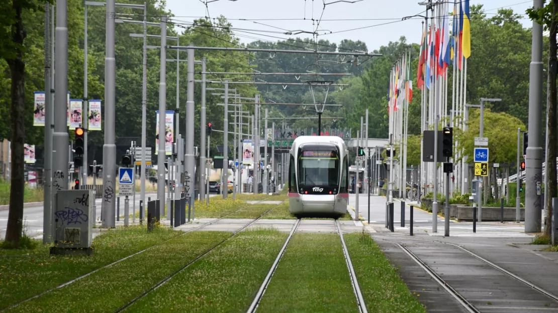 Il se bat dans le tramway à Grenoble, sa jambe se retrouve coincée : fracture ouverte