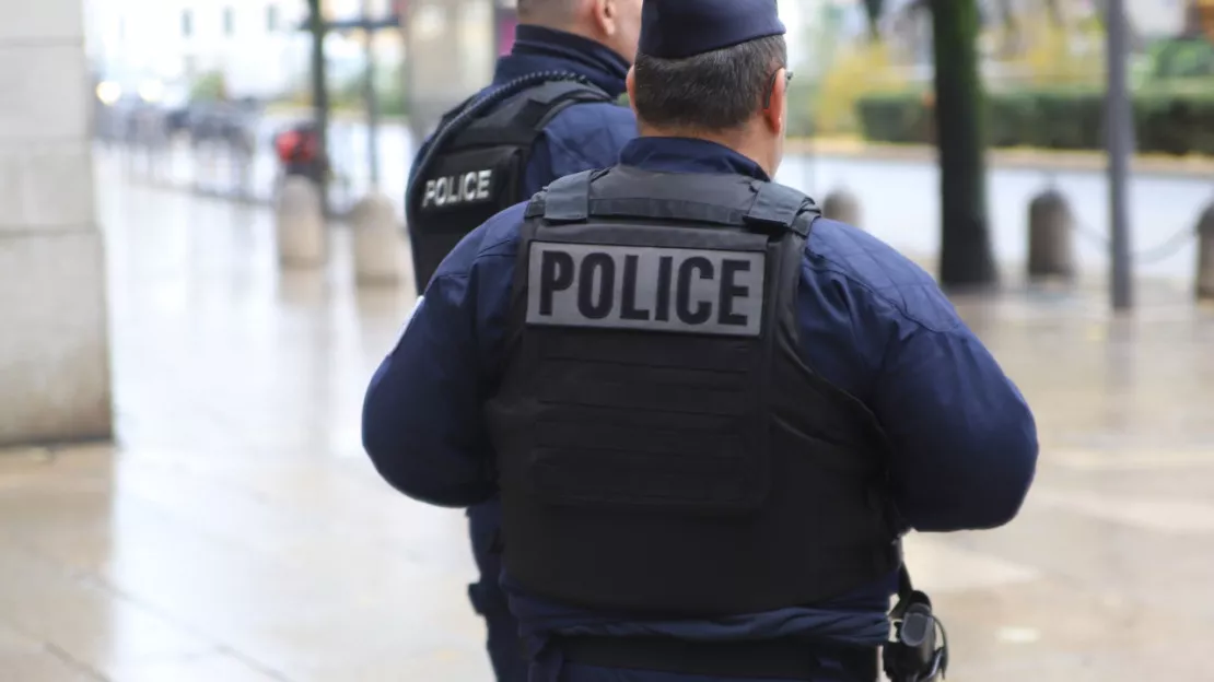 Près de Grenoble : il voit les policiers arriver et cache son arme dans un buisson