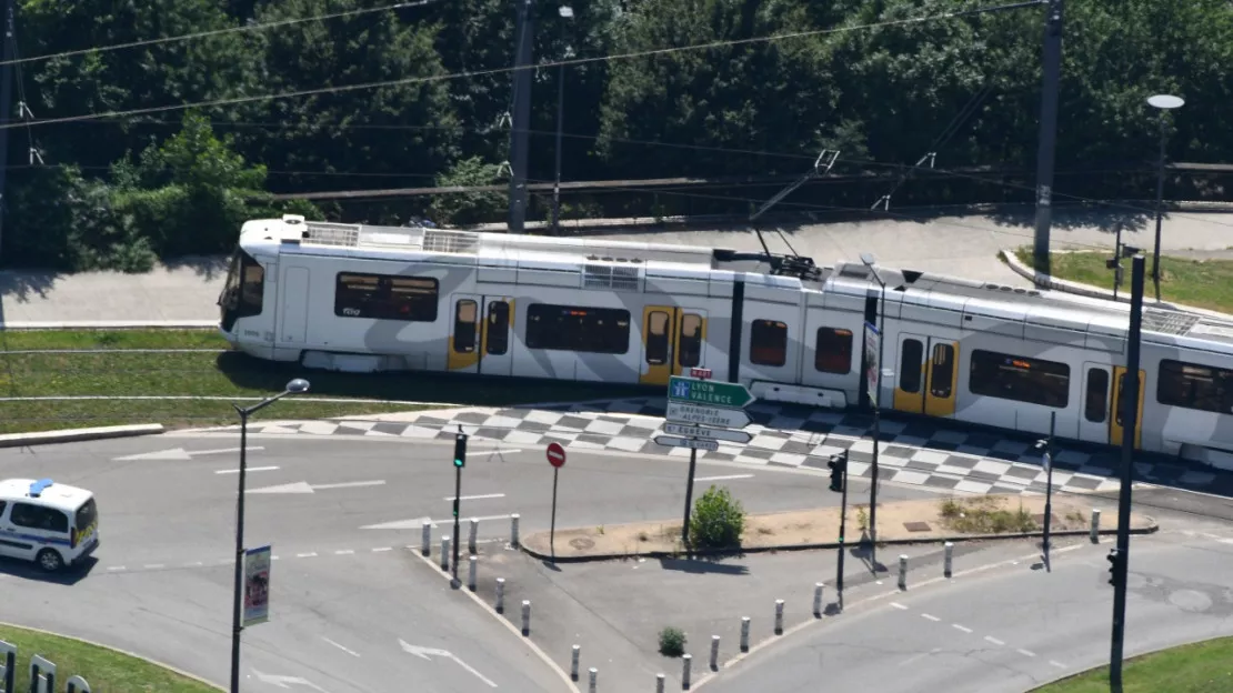 Près de Grenoble : suite à un incident de circulation, il suit un conducteur de tram et le gifle