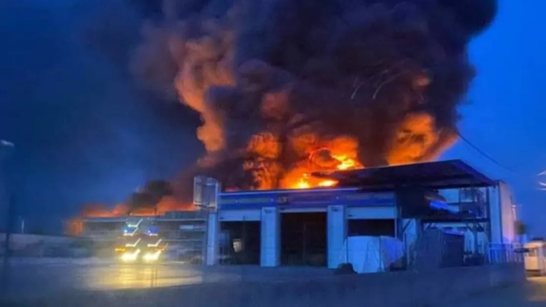 Près de Grenoble : un entrepôt détruit par un violent incendie
