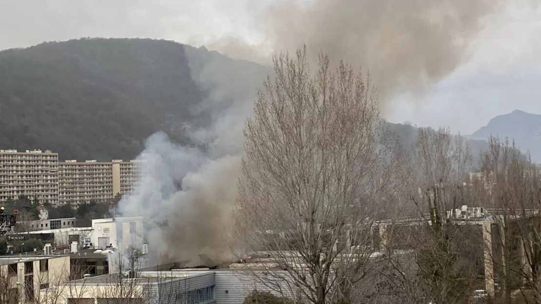 Une fumée noire importante dans l'agglomération après une explosion à Seyssinet-Pariset