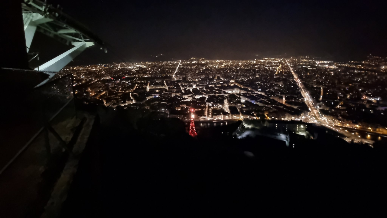 A Grenoble, le pylône de la Bastille change désormais de couleur selon la qualité de l'air