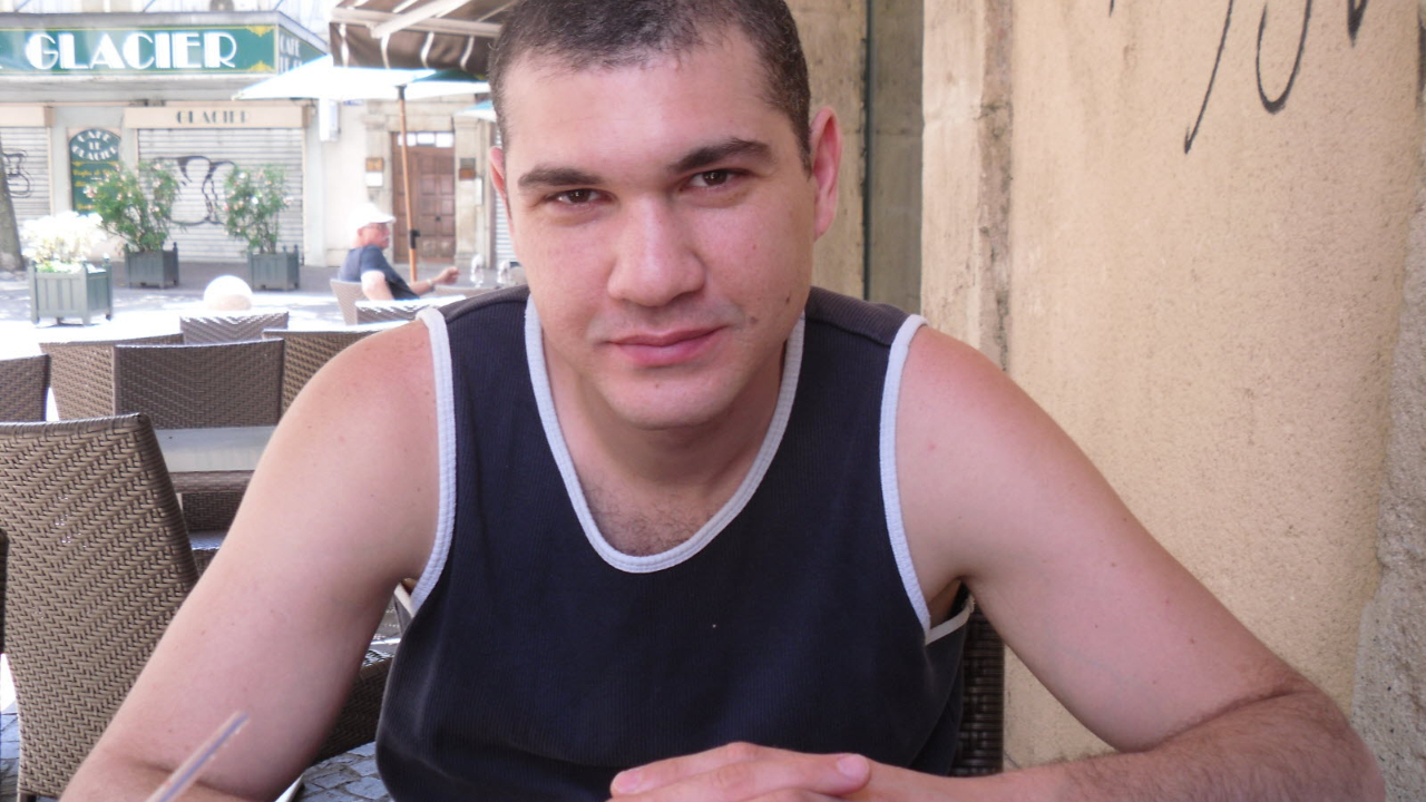 Echirolles : les portraits de Nicolas Suppo et Malik Boutvillain accrochés sur la mairie