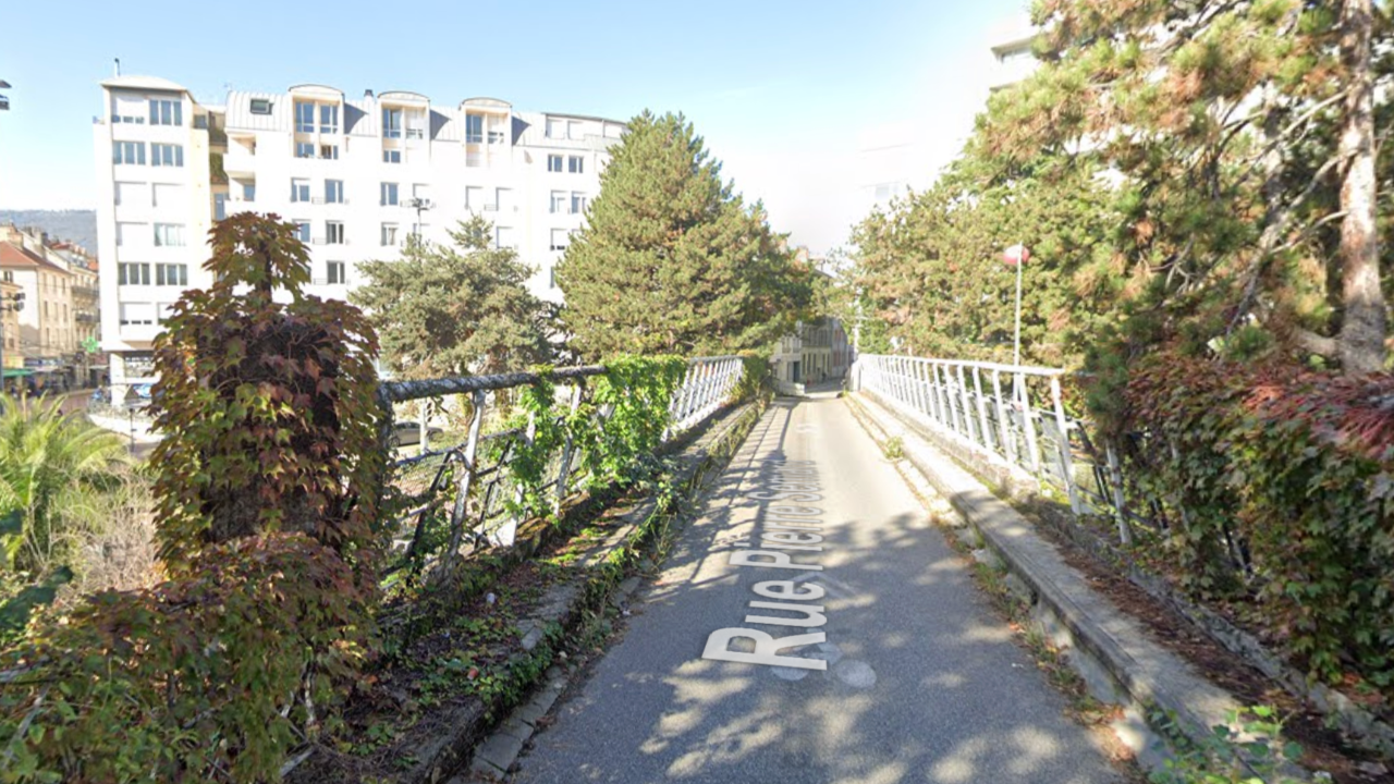 Grenoble : accident voiture-trottinette, un jeune homme grièvement blessé après une terrible chute Grenoble : accident voiture-trottinette, un jeune homme grièvement blessé après une terrible chute