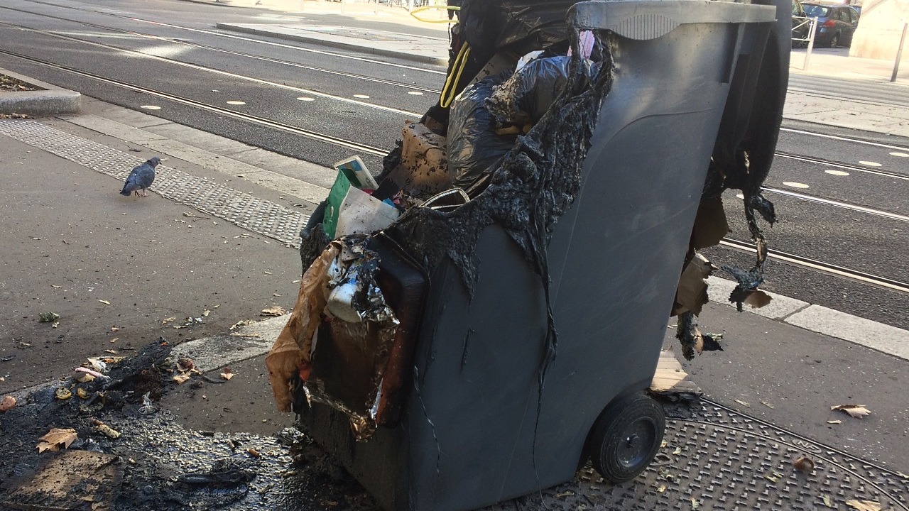 Grenoble : Alain Carignon veut que la M&eacute;tropole porte plainte contre les incendies de poubelles