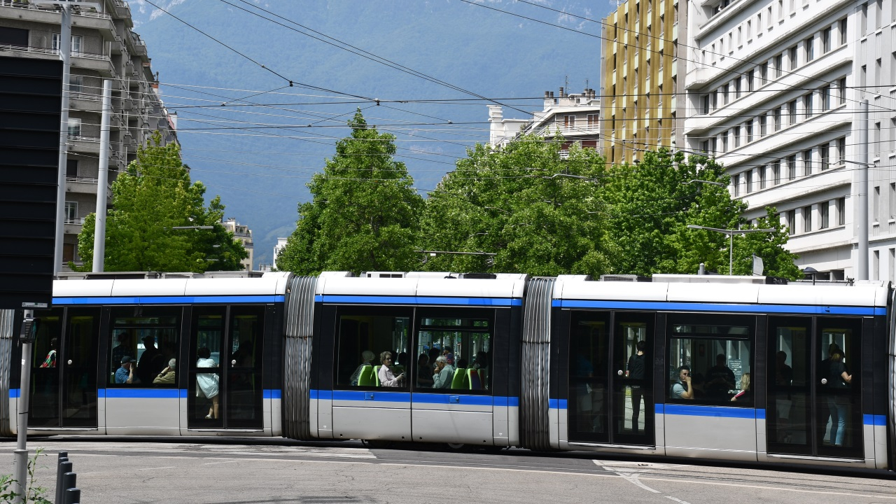 Grenoble et Echirolles : le tramway pris pour cible par des jeunes Grenoble et Echirolles : le tramway pris pour cible par des jeunes