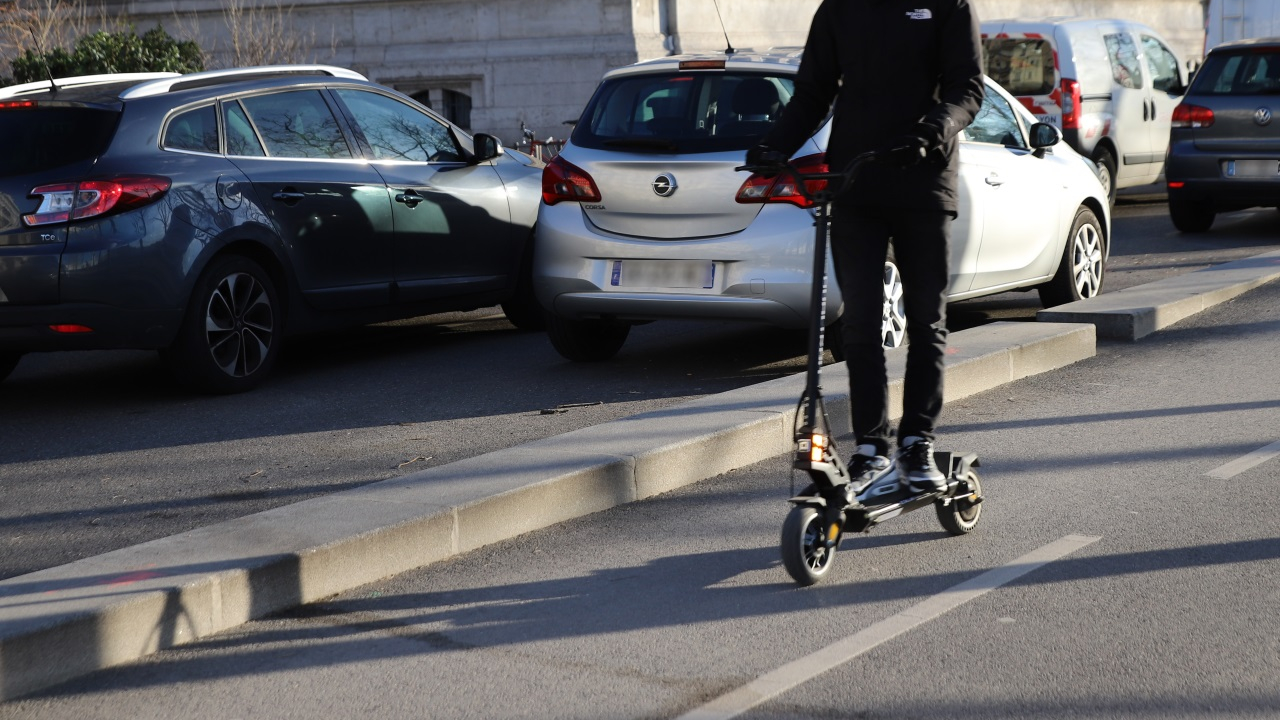 Grenoble : il fonce avec sa trottinette sur un policier municipal Grenoble : il fonce avec sa trottinette sur un policier municipal