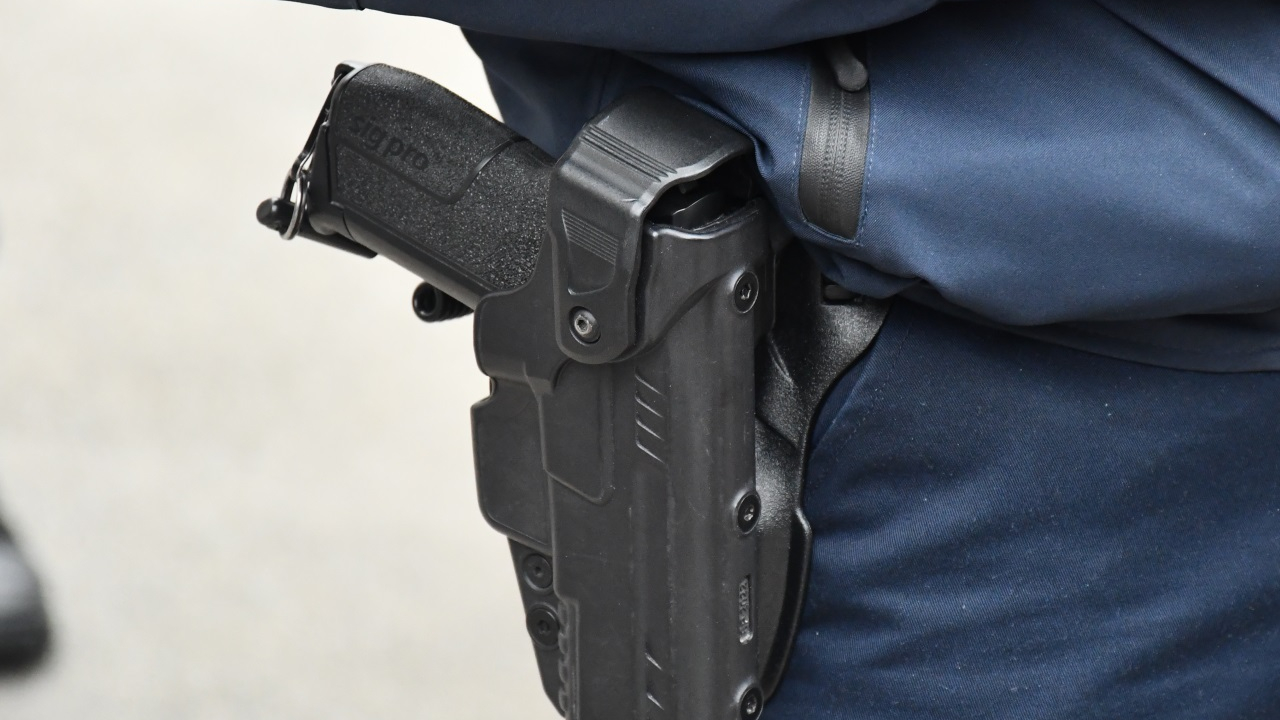 Grenoble : il tente de s’échapper à un contrôle, les policiers retrouvent une arme sur lui Grenoble : il tente de s’échapper à un contrôle, les policiers retrouvent une arme sur lui