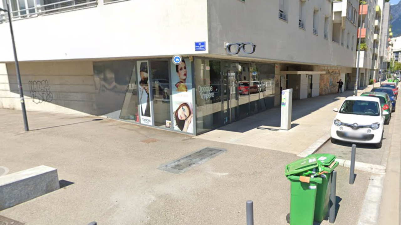 Grenoble : ils lancent une voiture b&eacute;lier dans la vitrine d'un opticien et repartent avec des lunettes