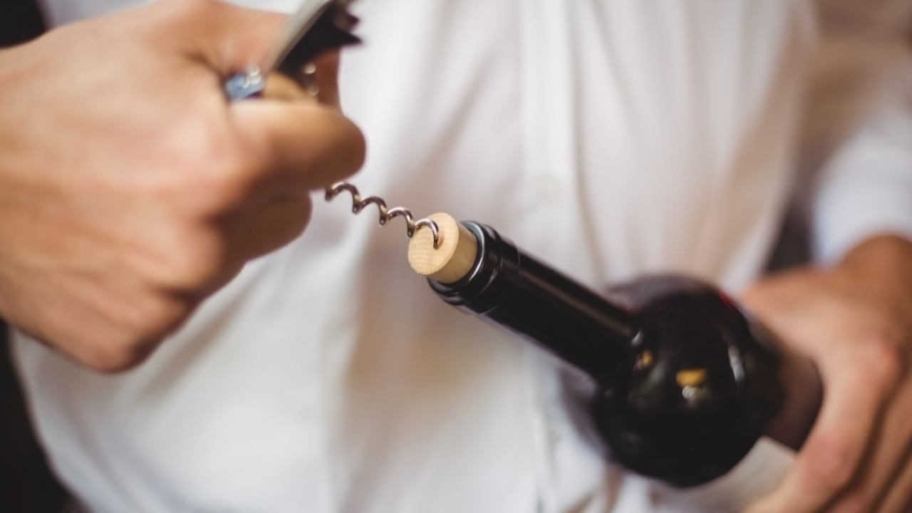 Grenoble : la soir&eacute;e d&eacute;g&eacute;n&egrave;re, un homme bless&eacute; au cou avec un tire-bouchon