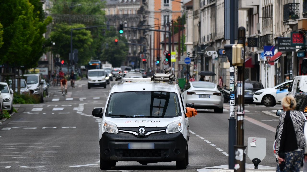 Grenoble : la Ville va obstruer 2500 bouches d'arrosage des trottoirs qui ne fonctionnent plus depuis six ans Grenoble : la Ville va obstruer 2500 bouches d'arrosage des trottoirs qui ne fonctionnent plus depuis six ans