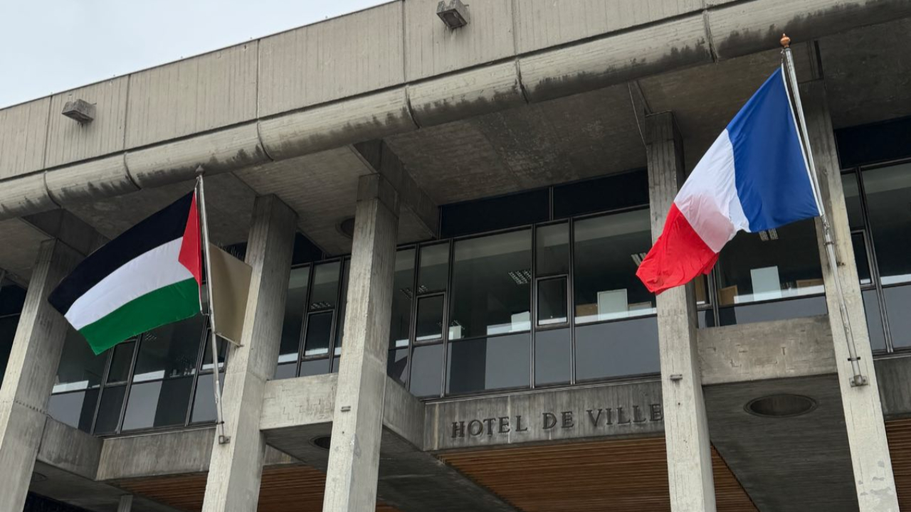 Grenoble : le drapeau palestinien install&eacute; sur le fronton de la mairie