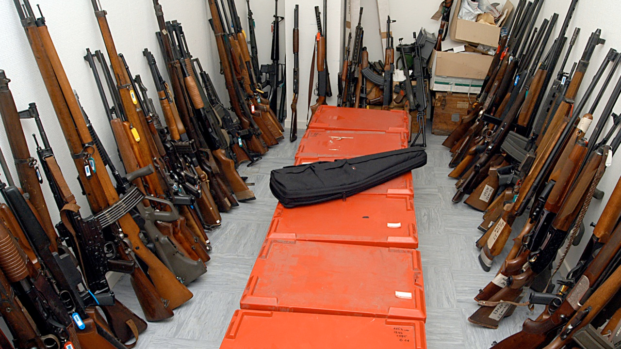 Grenoble : les pompiers en intervention d&eacute;couvrent des armes et une grenade dans un appartement