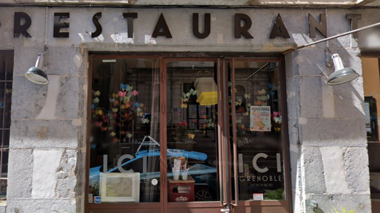 Grenoble : les Unes de Charlie Hebdo arrach&eacute;es sur la devanture d'un restaurant, une enqu&ecirc;te ouverte