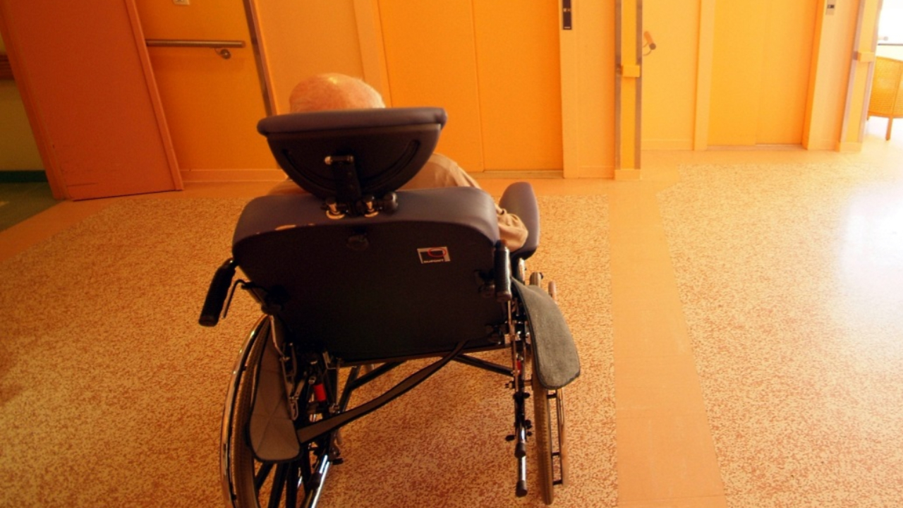 Grenoble : soup&ccedil;onn&eacute;e d'avoir utilis&eacute; la CB d'un patient &acirc;g&eacute;, elle est relax&eacute;e