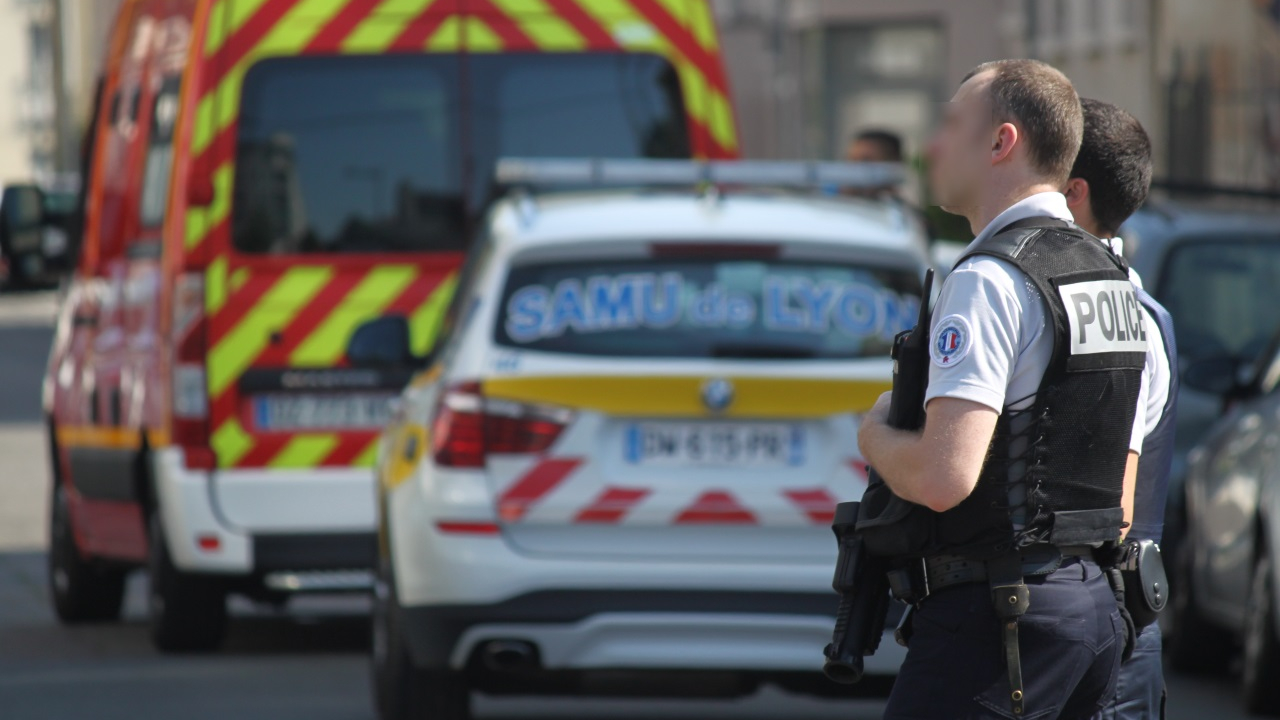 Grenoble : un adolescent prend un coup de couteau dans la cuisse mais refuse de collaborer avec les policiers Grenoble : un adolescent prend un coup de couteau dans la cuisse mais refuse de collaborer avec les policiers