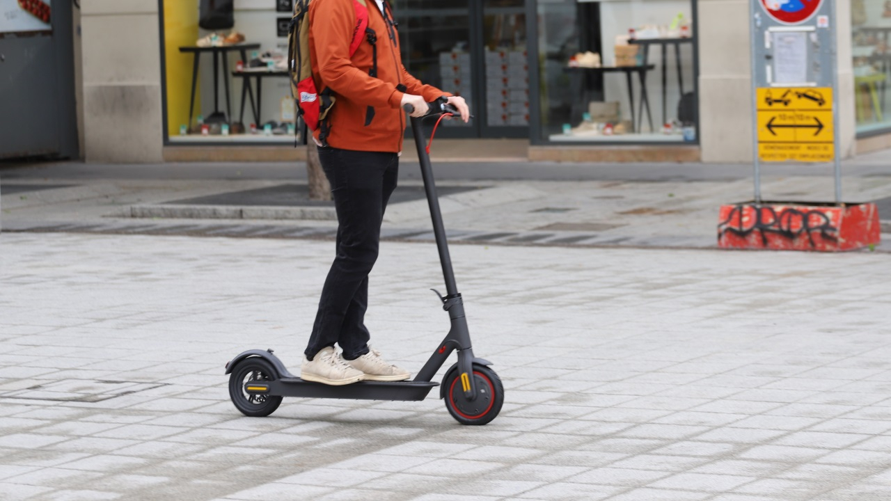 Grenoble : un homme fonce sur un CRS à trottinette et le blesse aux genoux Grenoble : un homme fonce sur un CRS à trottinette et le blesse aux genoux