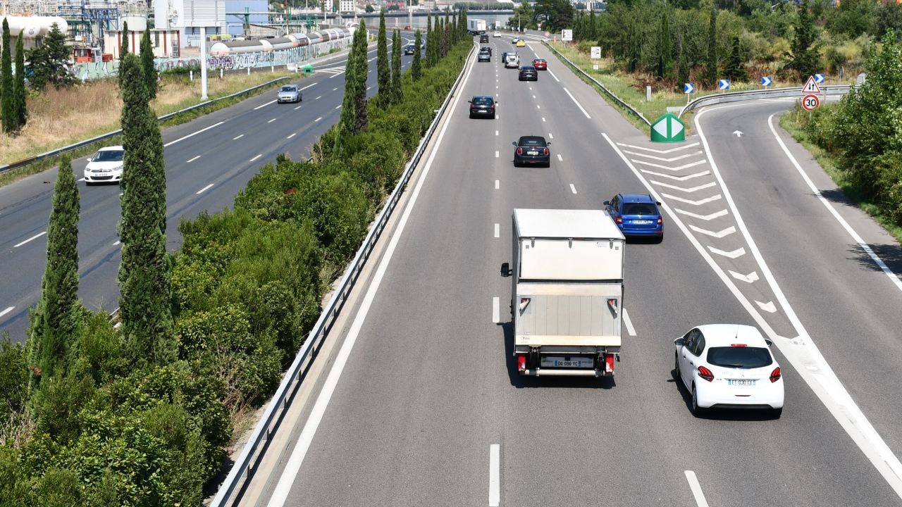Grenoble : un poids lourd transportant du gravier se couche sur l&rsquo;A49, le conducteur l&eacute;g&egrave;rement bless&eacute;