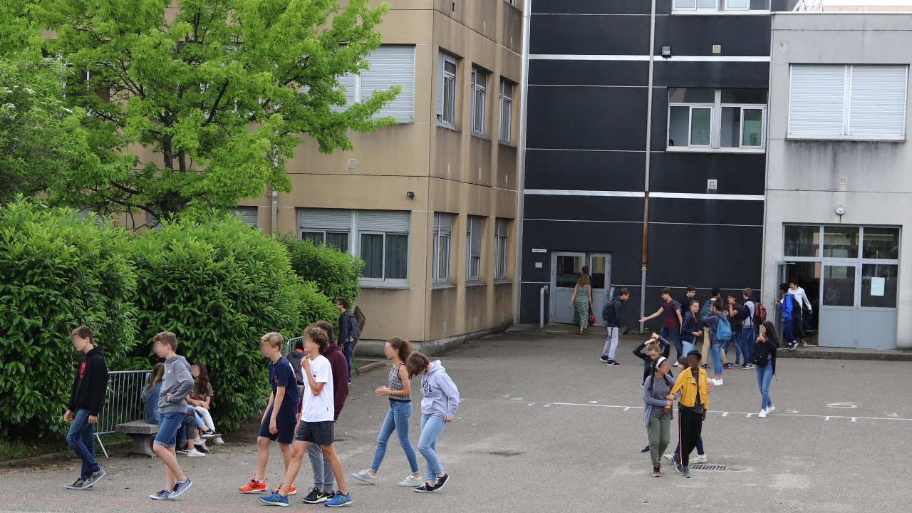 Grenoble : une adolescente agressée devant son collège par une bande Grenoble : une adolescente agressée devant son collège par une bande