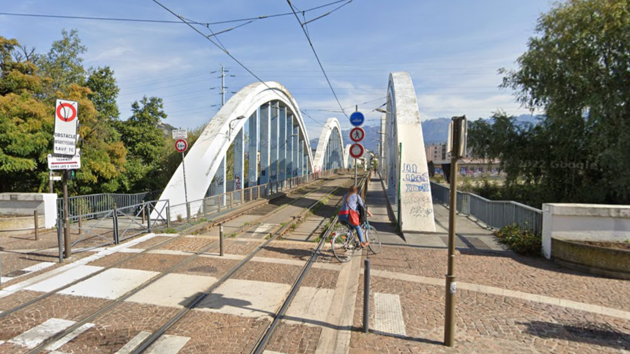 Grenoble : une adolescente se jette dans le Drac, les pompiers parviennent &agrave; la sauver