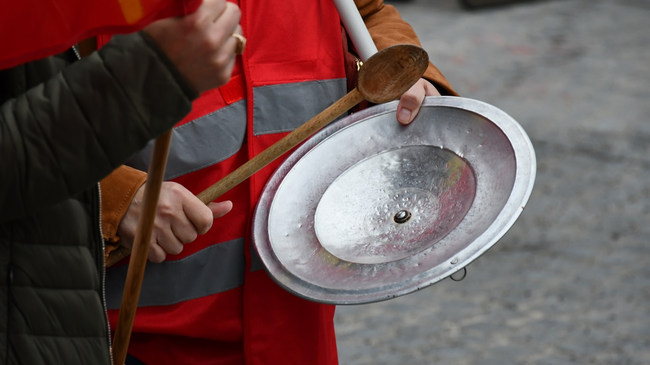 Grenoble : une casserolade pour accueillir Olivier V&eacute;ran
