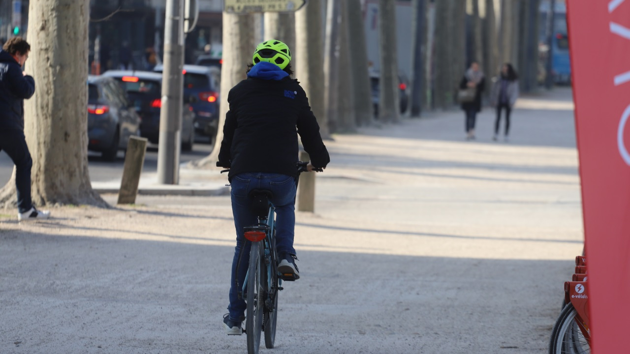 Grenoble : une cycliste dans un &eacute;tat grave apr&egrave;s avoir &eacute;t&eacute; renvers&eacute;e par un bus