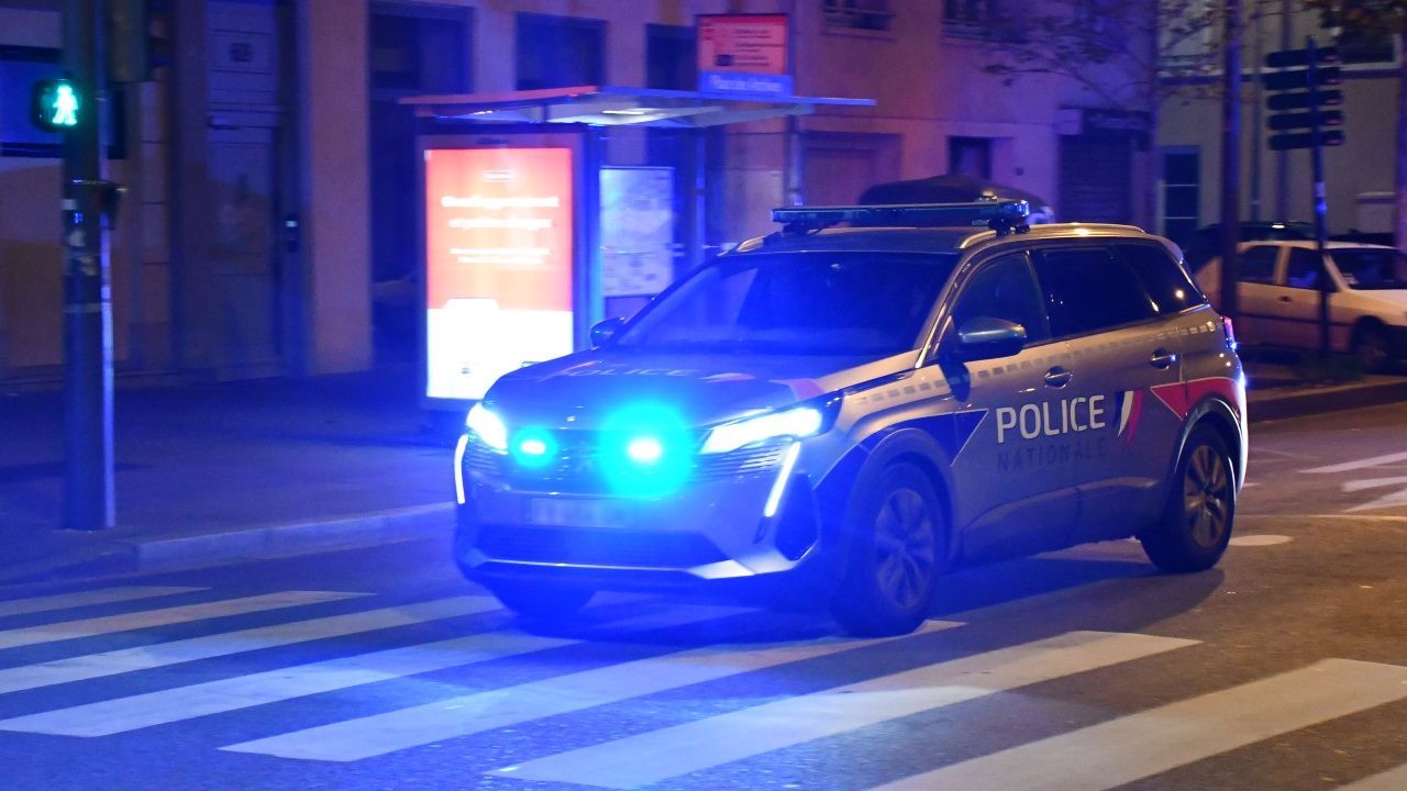 Grenoble : une épicerie visée par des tirs d'arme à feu, le commerçant se volatilise Grenoble : une épicerie visée par des tirs d'arme à feu, le commerçant se volatilise