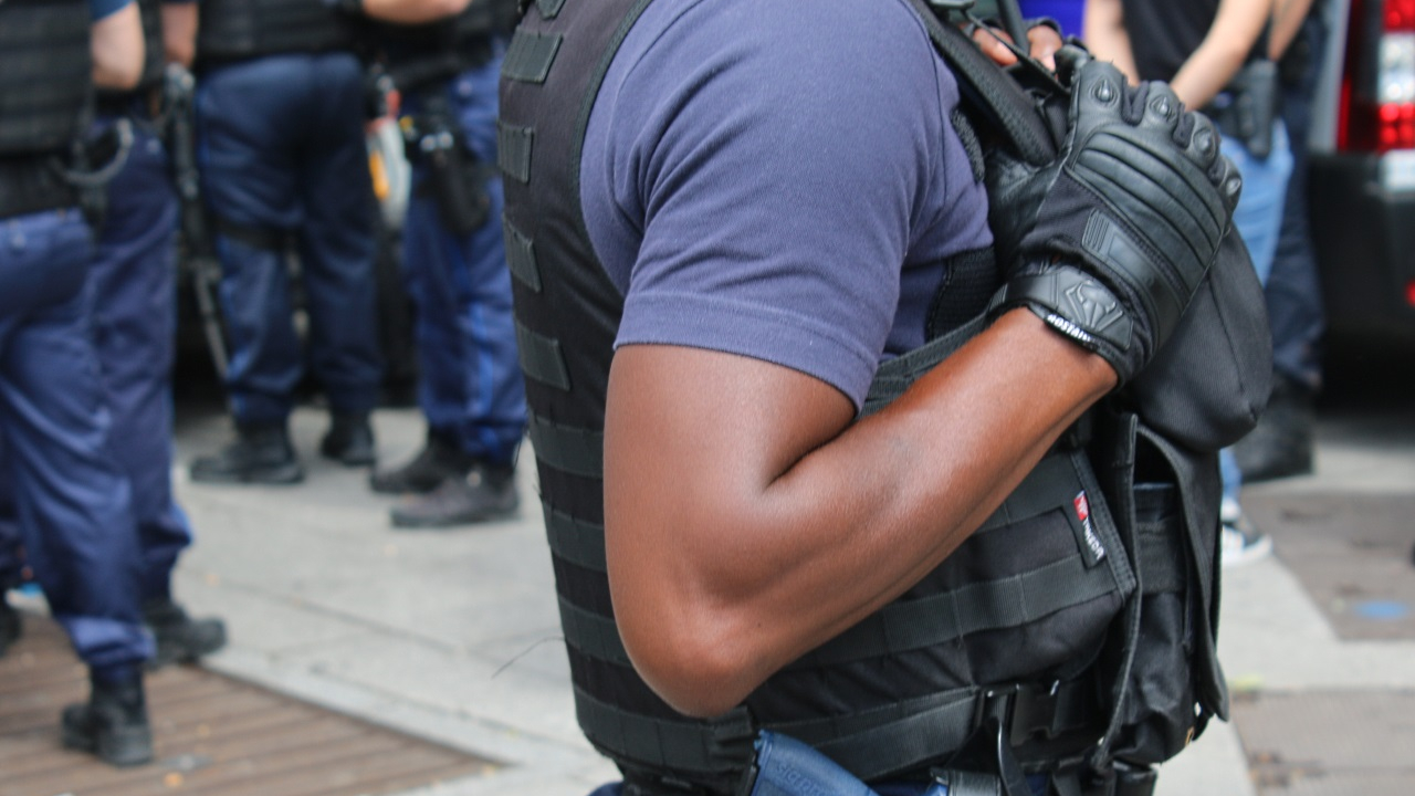 Grenoble : une femme enceinte rouée de coups dans le ventre par des hommes dans la rue Grenoble : une femme enceinte rouée de coups dans le ventre par des hommes dans la rue