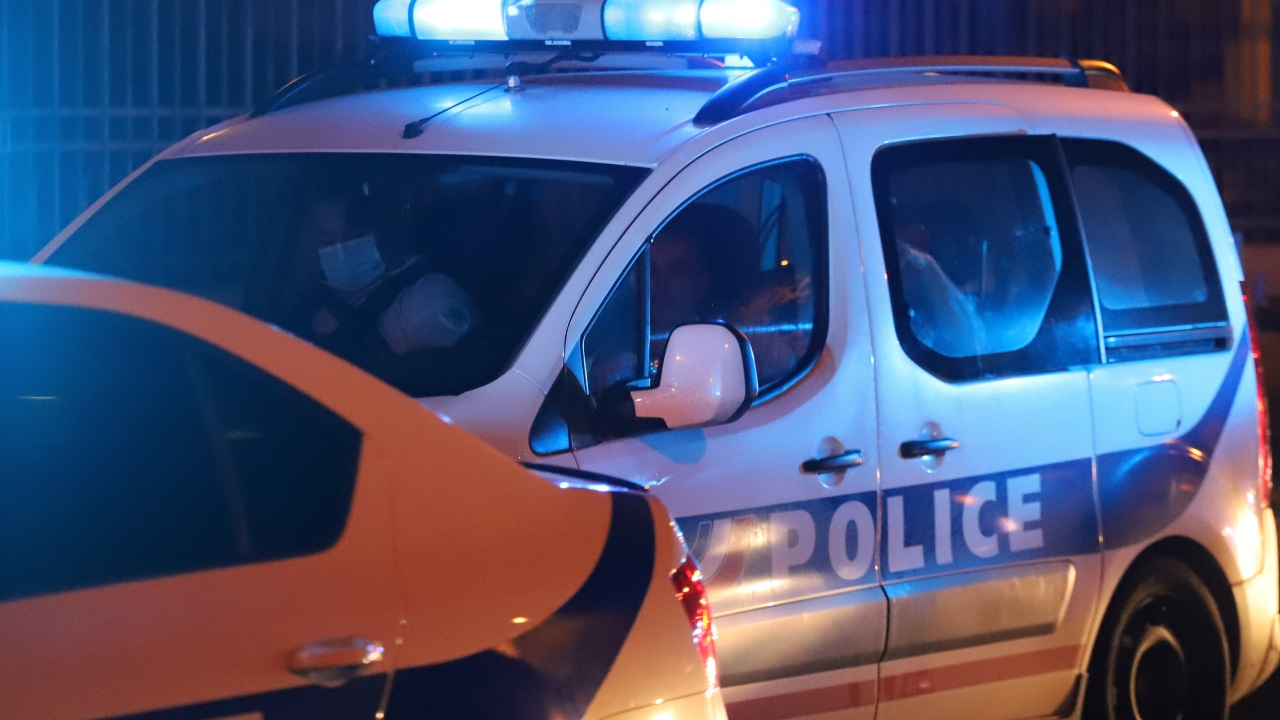 Grenoble : une femme ivre crache sur un policier puis le frappe Grenoble : une femme ivre crache sur un policier puis le frappe