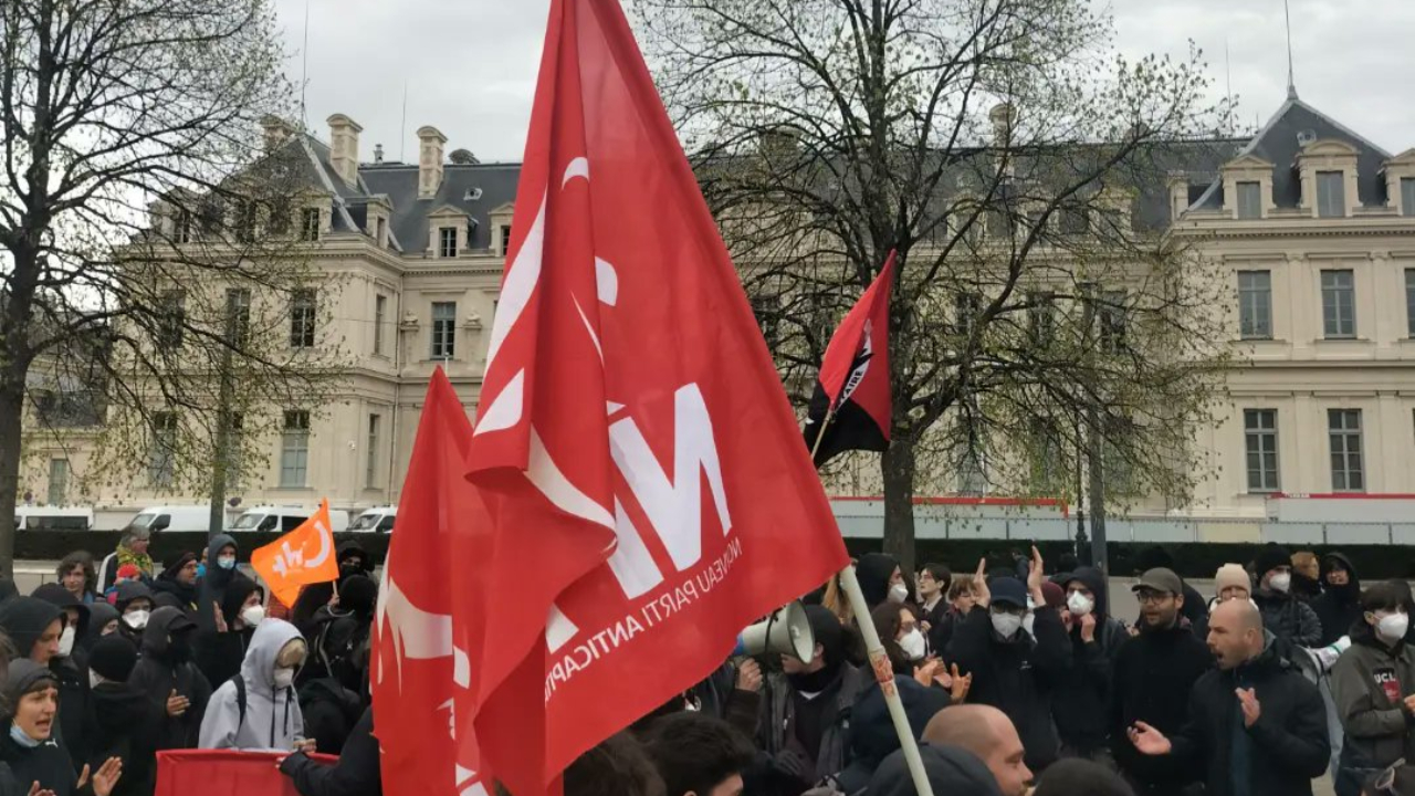 Grenoble : une manifestation d&eacute;g&eacute;n&egrave;re apr&egrave;s la validation de la r&eacute;forme des retraites