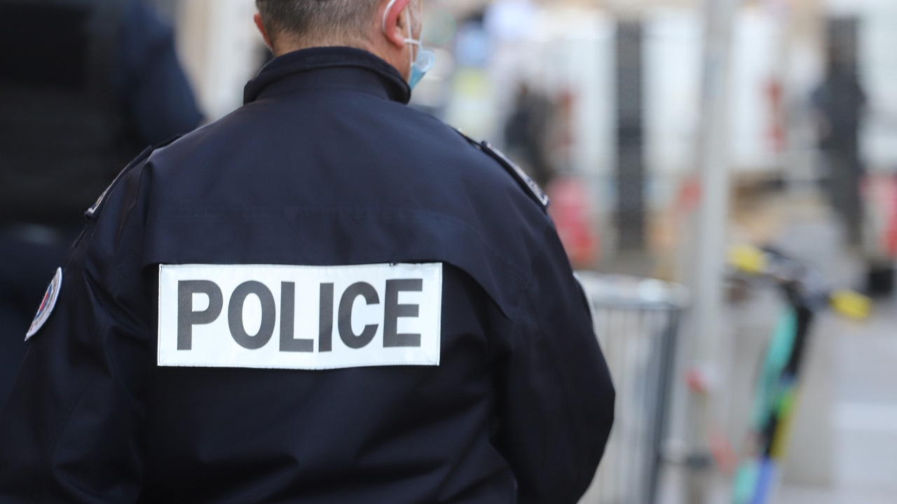 L'h&ocirc;tel de policiers is&eacute;rois d&eacute;ploy&eacute;s &agrave; Paris attaqu&eacute; au mortier d'artifice