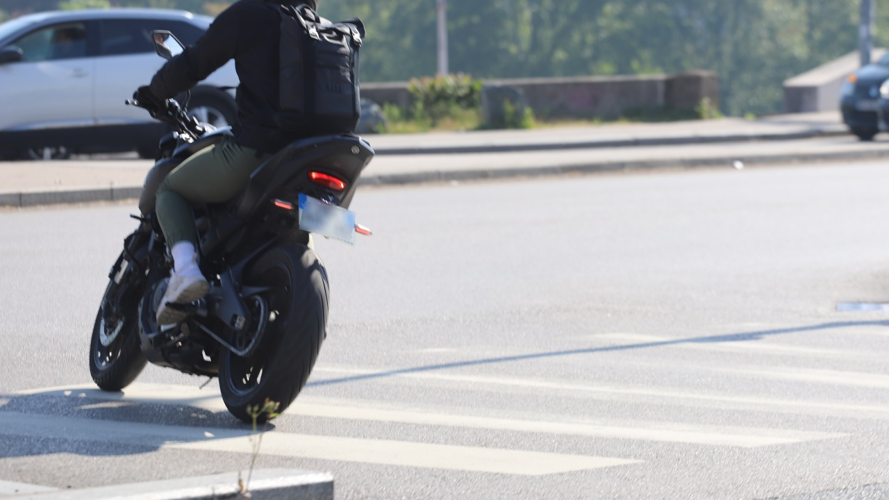 Menacé d’un pistolet, il se fait voler sa moto en plein jour sur la place des Géants Menacé d’un pistolet, il se fait voler sa moto en plein jour sur la place des Géants