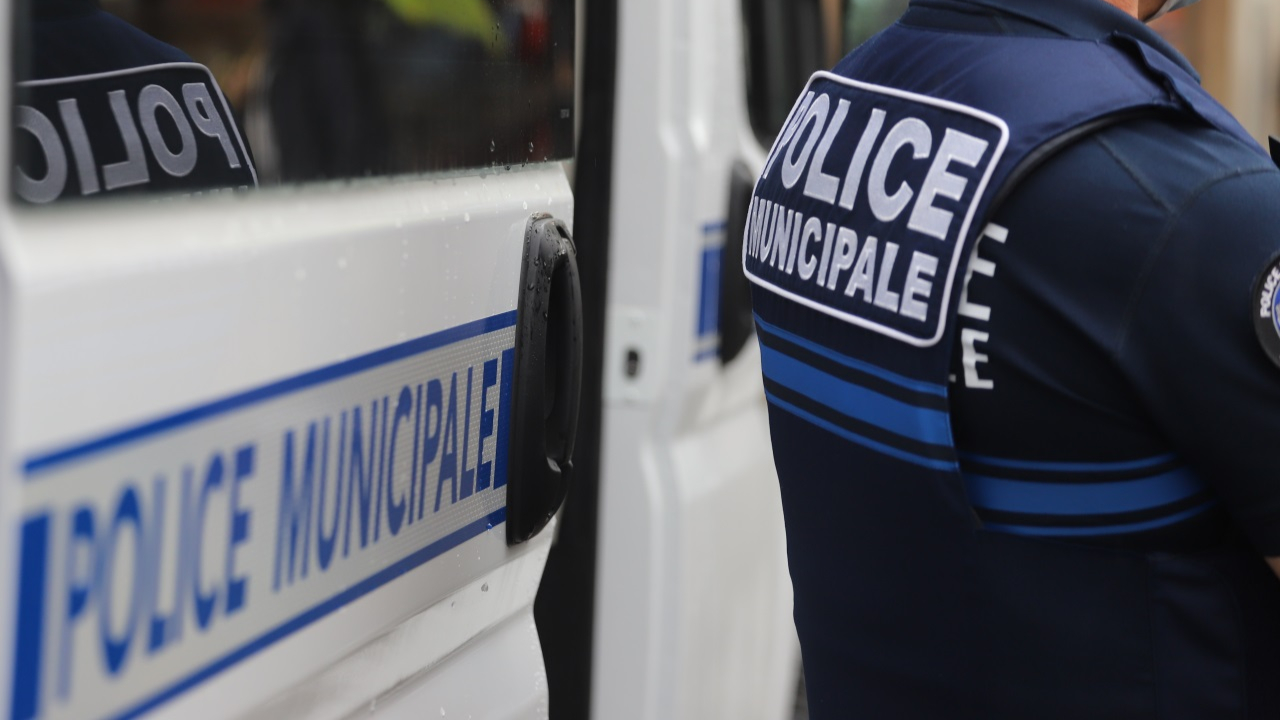 Policiers municipaux de Grenoble punis pour une course-poursuite : la justice suspend une sanction de la Ville