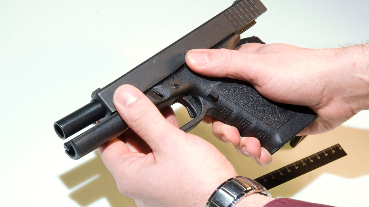 Près de Grenoble : elle se filme avec des armes de poing puis nie leur existence Près de Grenoble : elle se filme avec des armes de poing puis nie leur existence