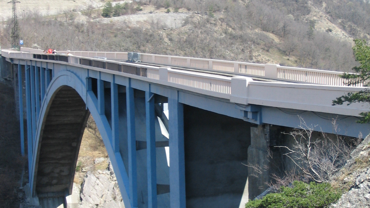 Près de Grenoble : elle se jette d'un pont pour se suicider, un filet de saut à l'élastique la retient