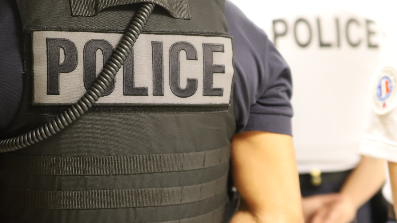 Près de Grenoble : ils attaquent un bureau de tabac avec une voiture-bélier artisanale Près de Grenoble : ils attaquent un bureau de tabac avec une voiture-bélier artisanale