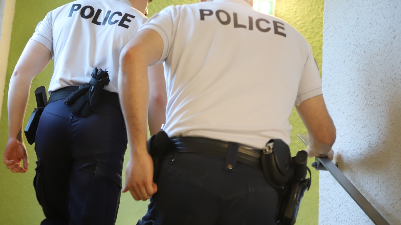 Près de Grenoble : les policiers interviennent pour une balle perdue, ils tombent sur une arme et de la drogue Près de Grenoble : les policiers interviennent pour une balle perdue, ils tombent sur une arme et de la drogue