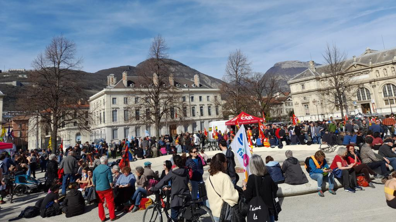 R&eacute;forme des retraites : des manifestants se retrouvent place de Verdun &agrave; Grenoble apr&egrave;s l'utilisation du 49.3