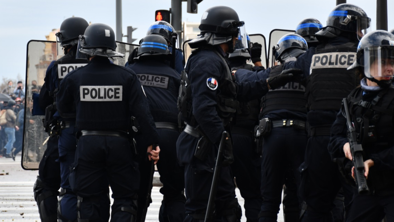 R&eacute;forme des retraites : un rassemblement devant la mairie de Grenoble pendant l&rsquo;allocution d&rsquo;Emmanuel Macron