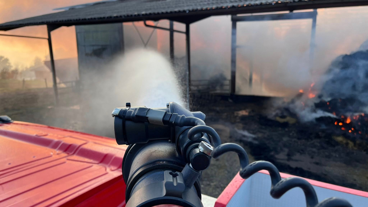 Un bâtiment agricole s'embrase près de Grenoble