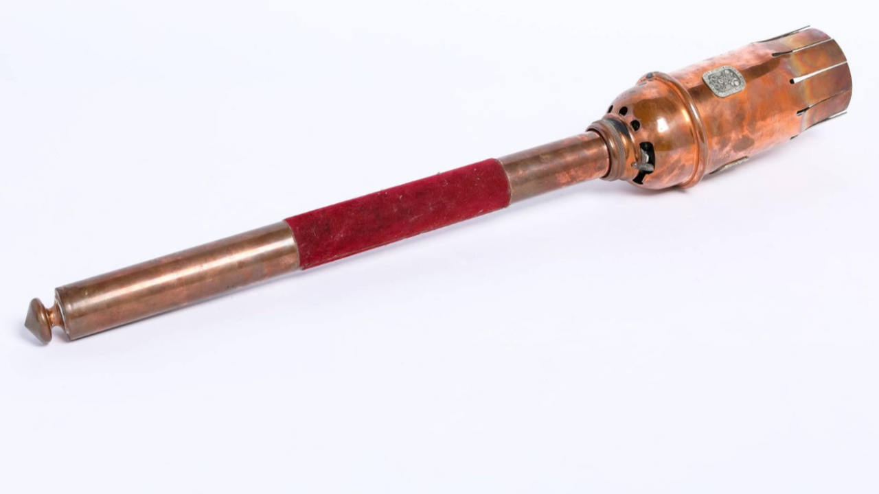 Un flambeau des Jeux Olympiques de Grenoble 1968 en vente aux ench&egrave;res ce vendredi